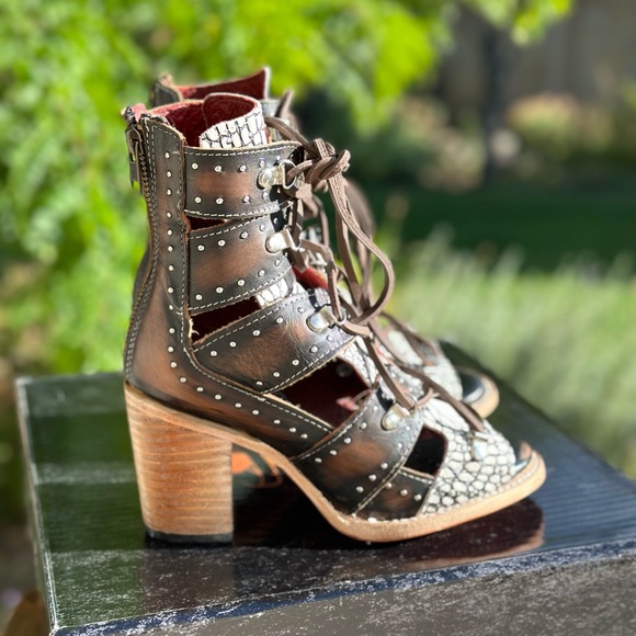 Freebird Brandy Black & White Croco Sandals NIB 6 Brand New - Picture 5 of 10